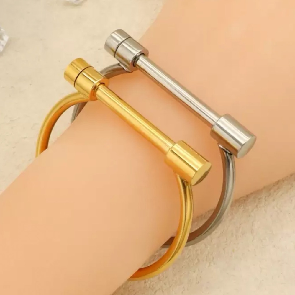 18K Gold Plated 304 Grade Stainless Steel D-Shape Horsebit Cuff Screw Bracelet